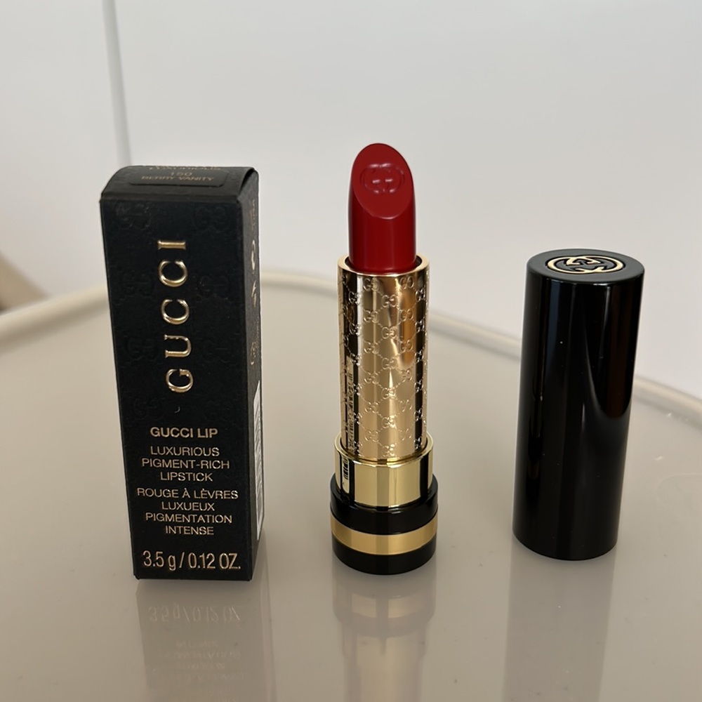 Gucci Luxurious Pigment-Rich Lipstick / 150 Berry Vanity